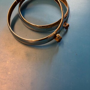 OD0705 Sierringen voor koplampen 2cv jaren '50 en '60. Gebruikt en in goede staat. Met schroefverbinding onder.