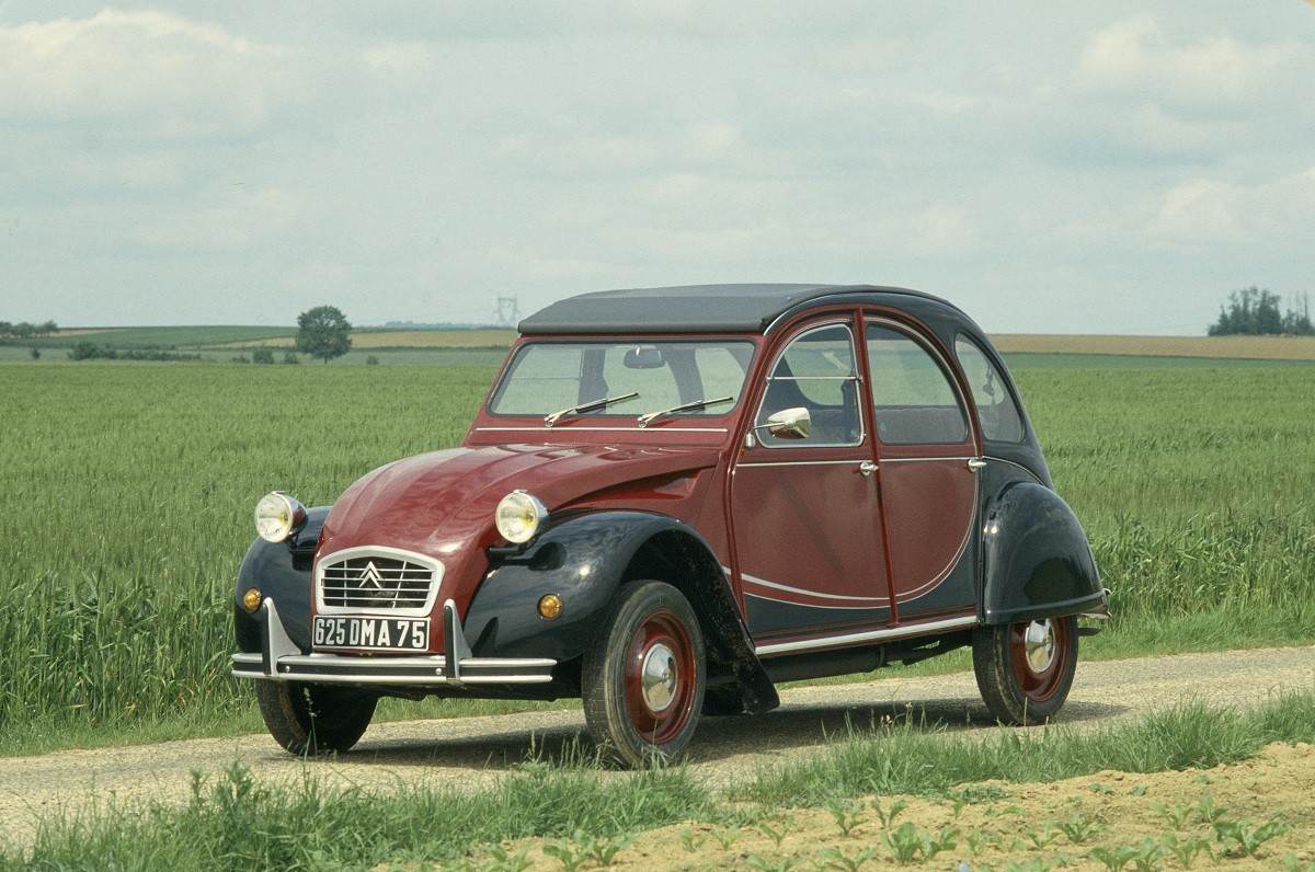 2cv Charleston zwart:rood op veldweg