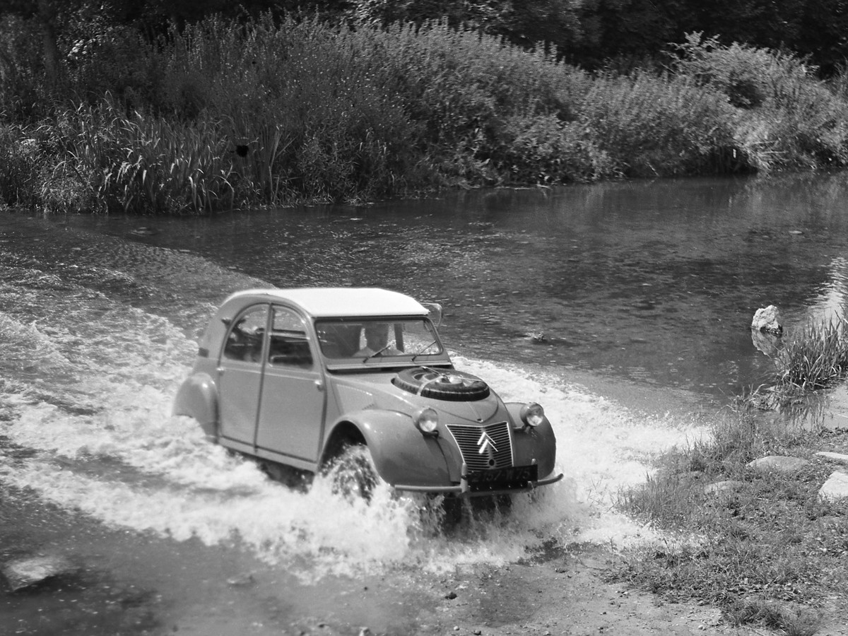 2cv Sahara wadend door rivier