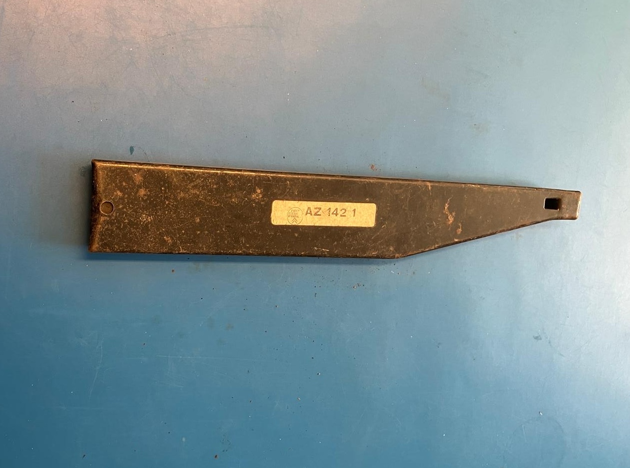 OD0701 Gaspedaal voor 2cv 12pk en 18pk  jaren '50 tot begin '70. Liggend ipv hangende type. Lengte: 29cm. Compleet met montagerubbers. NOS (New Old Stock) met fabrieksnummer: AZ-142-1