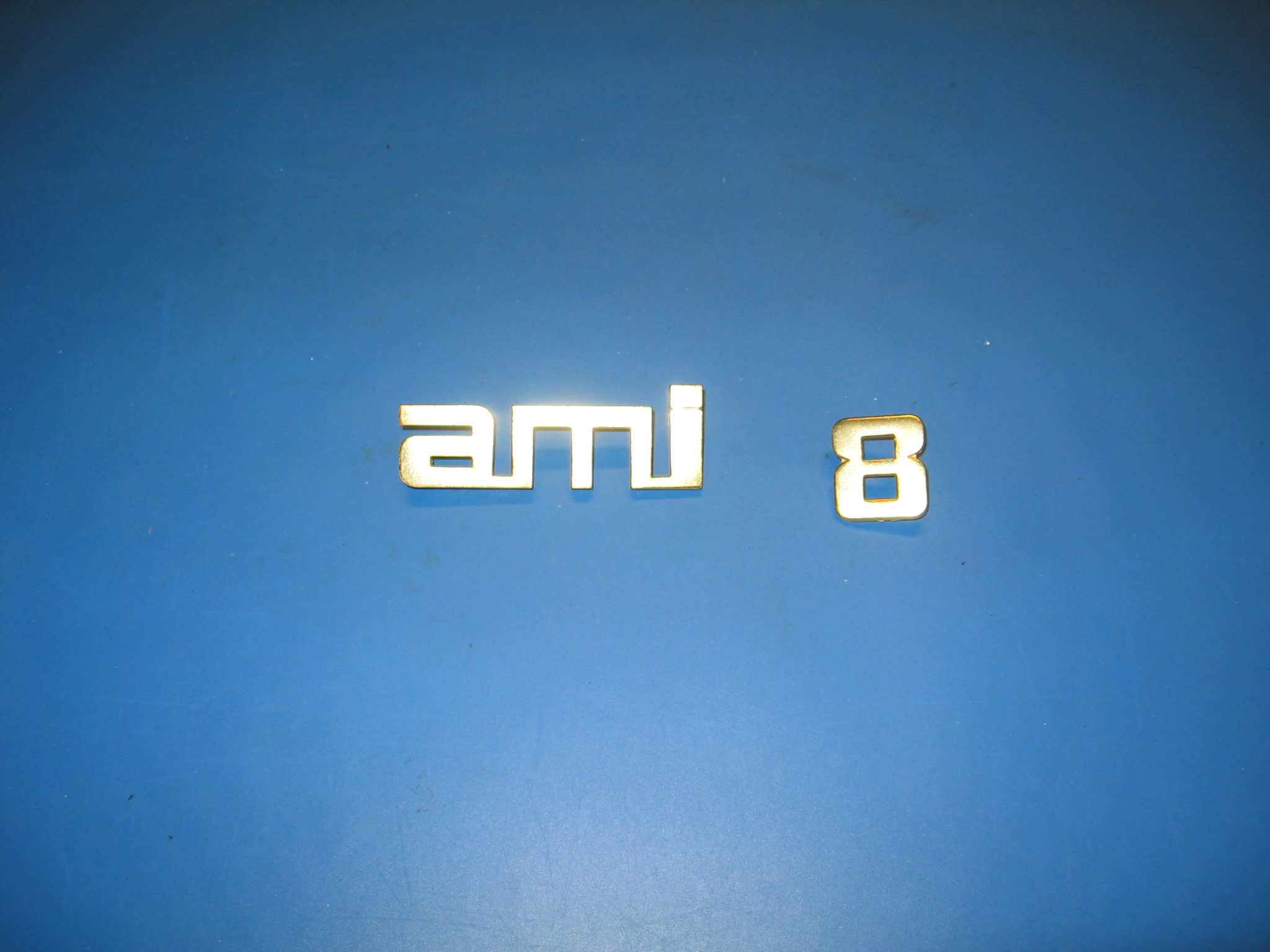 OD0565 Embleem goudkleurig voor Ami 8. Compleet en als nieuw.