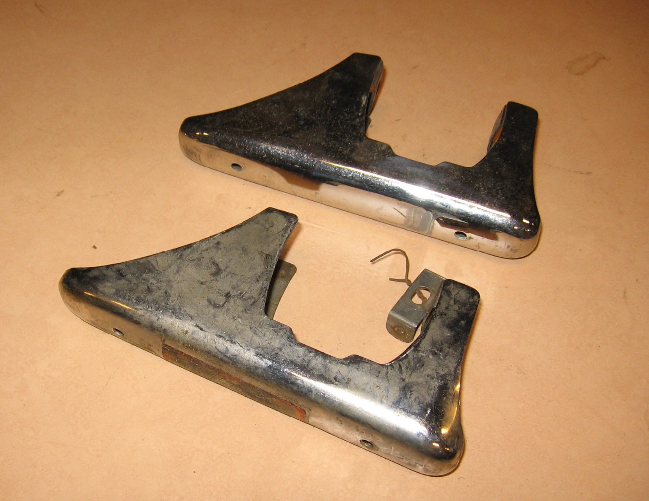 OD0607 Set bumper-rosetten voor 2cv. Materiaal: RVS. Staat: gaaf maar 2 steuntjes moeten worden vast gelast.