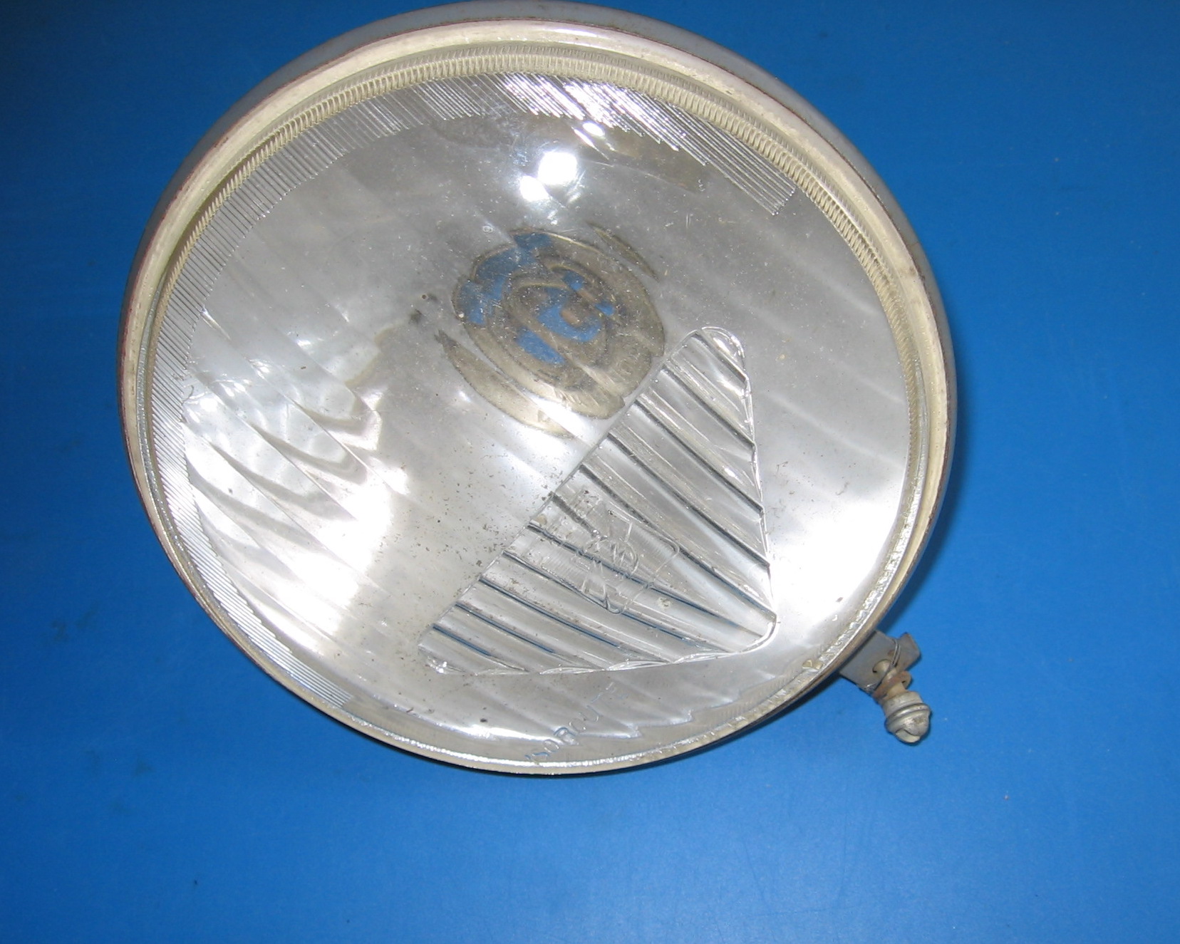 OD0637 Koplampreflector, voor 2cv van jaren '60. Merk: Ducellier. Type: Isoroute. Met vast bevestings-steuntje onder. NOS.