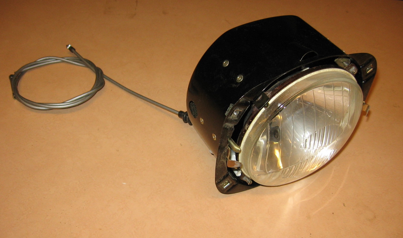 OD0617 Gave reflector + koplamp-pot rechts, van metaal, NOS (New Old Stock). Voor Dyane en/of Mehari (1ste model)