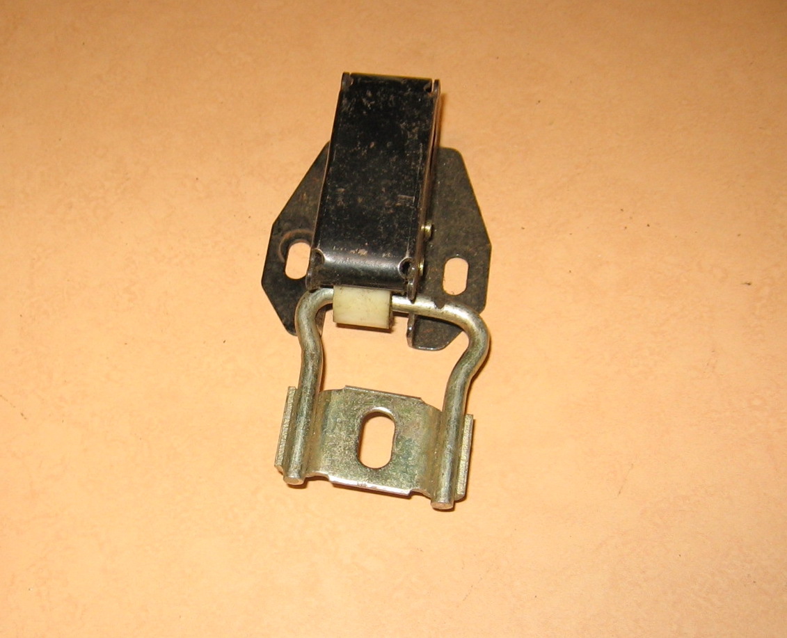 OD0632 Vergrendeling kofferdeksel achterzijde voor Dyane (2e model).  Gebruikt en origineel.