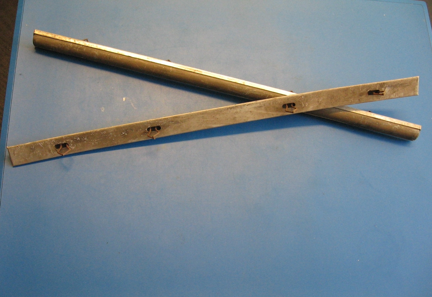 OD0699 Sier- en beschermings- strips van voorbumper AZ 12pk, jaren '50/begin '60. Links + rechts. NOS. Schadevrij. Hoeft alleen schoongemaakt. Dit was indertijd een accessoire.